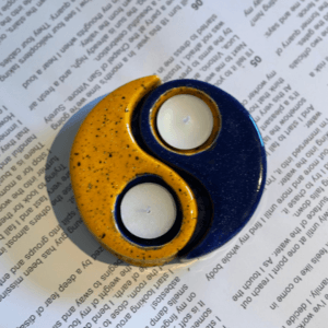 Ręcznie wykonany ceramiczny świecznik yin-yang na wkłady tealight, zestaw dwóch elementów w kontrastowych kolorach żółtym oraz granatowym, dekoracja w stylu zen i boho