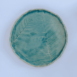Ręcznie robiony talerz ceramiczny z botanicznym odciskiem roślin na morskim szkliwie, unikatowa ceramika artystyczna, dekoracyjny talerz w stylu boho