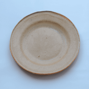 Ręcznie wykonany ceramiczny talerz, w kolorze piaskowym, idealny do podania jedzenia