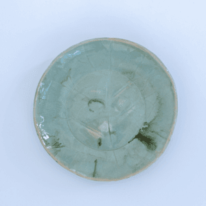 Ręcznie wykonany ceramiczny talerz, w kolorze pistacjowym z motywem liścia łopianu, idealnie nada się do podania jedzenia