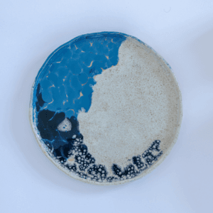 Ręcznie wykonany ceramiczny talerz, w kolorze szarym z odcieniami niebieskiego, idealny do podania obiadu