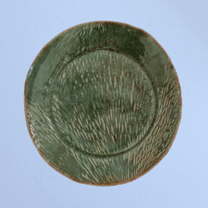 Ręcznie wykonany talerz ceramiczny, w kolorze zielonym z motywem liścia miłorzębu, idealny do podania jedzenia
