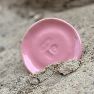 Ręcznie wykonany ceramiczny talerzyk, w kolorze różowym, idealny na poranne leki lub jako ozdoba