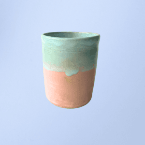 Ręcznie wykonany ceramiczny kubek, w kolorze pomarańczowym oraz zielonym, idealny do kawy, herbaty lub innych napojów