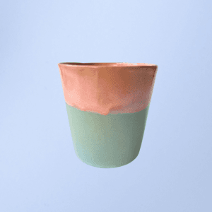 Ręcznie wykonany ceramiczny kubek, w kolorze zielonym oraz pomarańczowym, idealny do kawy, herbaty lub innych napojów