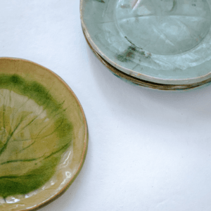 Ręcznie wykonany talerz ceramiczny, w kolorze zielonym z motywem liścia łopianu, idealny do podania jedzenia