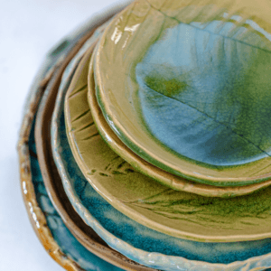 Ręcznie wykonany ceramiczny talerzyk z odciskiem liścia, szkliwiony w odcieniach zieleni i brązu, ceramika inspirowana naturą, dekoracja w stylu organicznym