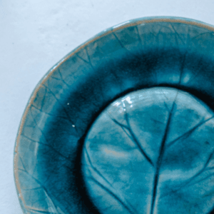 Ręcznie wykonany ceramiczny talerz, w kolorze niebieskim z motywem liścia łopianu, idealnie nada się do podania jedzenia