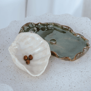 Ręcznie wykonana ceramiczna podstawka, w kolorze ciemno zielonym, idealna jako podstawka na biżuterię lub ozdoba