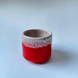Ręcznie wykonana ceramiczna czarka, w kolorze czerwonym, idealna do degustacji kawy