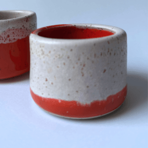Ręcznie wykonana ceramiczna czarka, w kolorze szarym, idealna do degustacji kawy
