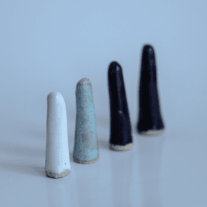 Ręcznie wykonany ceramiczny stojak na pierścionki, w kolorze czarnym, idealny akcesorium do przechowywania pierścionków