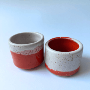 Ręcznie wykonana ceramiczna czarka, w kolorze czerwonym, idealna do degustacji kawy