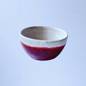Ręcznie wykonana ceramiczna miseczka, idealna do małych porcji, sosów lub tapas