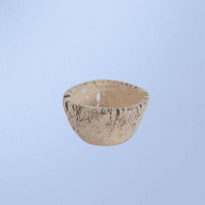 Ręcznie wykonany ceramiczny kieliszek na jajko, w kolorze beżowym