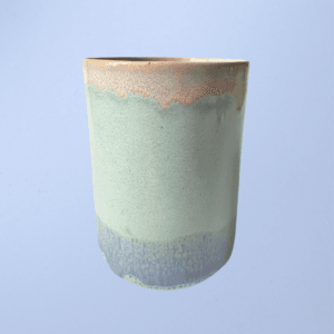 Ręcznie wykonany ceramiczny kubek, w kolorze błękitnym oraz różowym, idealny do kawy, herbaty lub innych napojów