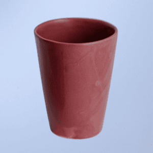 Ręcznie wykonany ceramiczny kubek, w kolorze burgundowym, idealny do ciepłych napojów