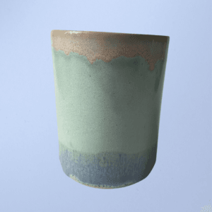 Ręcznie wykonany ceramiczny kubek, w kolorze błękitnym oraz różowym, idealny do kawy, herbaty lub innych napojów