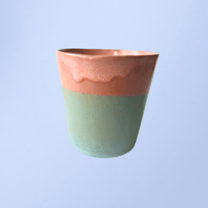 Ręcznie wykonany ceramiczny kubek, w kolorze zielonym oraz pomarańczowym, idealny do kawy, herbaty lub innych napojów