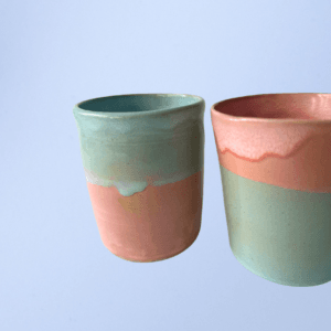 Ręcznie wykonany ceramiczny kubek, w kolorze zielonym oraz pomarańczowym, idealny do kawy, herbaty lub innych napojów