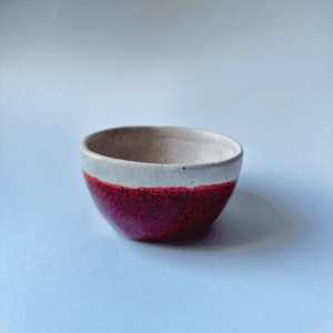Ręcznie wykonana ceramiczna miseczka, idealna do małych porcji, sosów lub tapas