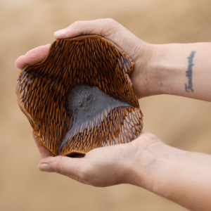 Ręcznie wykonana ceramiczna miseczka w kształcie liścia ginko, w kolorze brązowym, idealna jako ozdoba