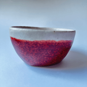 Ręcznie wykonana ceramiczna miseczka, idealna do małych porcji, sosów lub tapas
