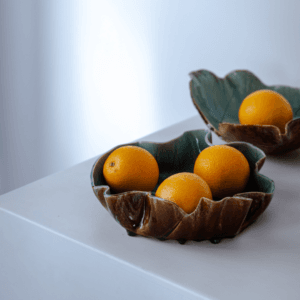 Ręcznie wykonana miseczka ceramiczna w kształcie liścia dyni, szkliwiona w odcieniach turkusu i brązu, dekoracyjna ceramika inspirowana naturą, unikatowa misa handmade