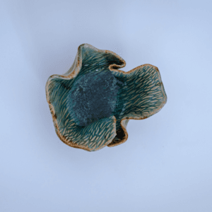 Ręcznie wykonana ceramiczna miseczka w kształcie liścia ginko, w kolorze zielonym, idealna jako ozdoba