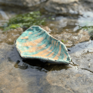 Ręcznie wykonana ceramiczna podstawka, w kolorze morskim, idealna na biżuterie lub kadzidło