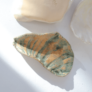 Ręcznie wykonana ceramiczna podstawka, w kolorze morskim, idealna na biżuterie lub kadzidło