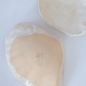 Ręcznie wykonana ceramiczna podstawka w kształcie muszelki, w kolorze białym, idealna na biżuterie