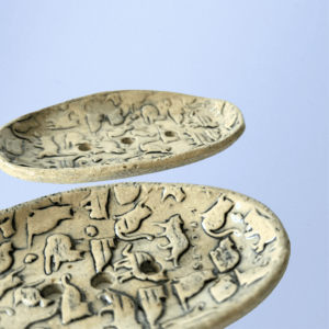 Ręcznie wykonana ceramiczna mydelniczka o kolorze zielonym, wykończona zdobieniem w koty