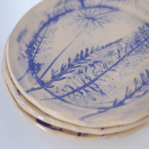 Ręcznie wykonany ceramiczny talerzyk, w kolorze naturalnym, idealny do deseru