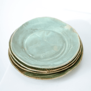 Ręcznie wykonany ceramiczny talerz, w kolorze pistacjowym z motywem liścia łopianu, idealnie nada się do podania jedzenia