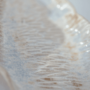 Ręcznie wykonana ceramiczna podstawka w kształcie liścia, w kolorze białym, idealna na biżuterie lub kadzidło