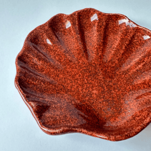 Ręcznie wykonana ceramiczna podstawka w kształcie muszli, szklona w odcieniu czerwonego, idealna na biżuterie