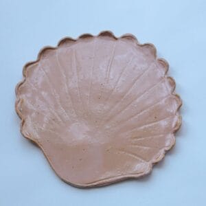 Ręcznie wykonana ceramiczna patera w kształcie muszli, w kolorze różowym, idealna na biżuterie