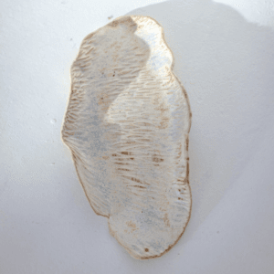 Ręcznie wykonana ceramiczna podstawka w kształcie liścia, w kolorze białym, idealna na biżuterie lub kadzidło