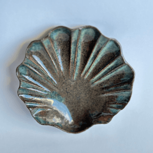 Ręcznie wykonana ceramiczna podstawka w kształcie muszli, szklona w kolorze zielonym, idealna na biżuterie