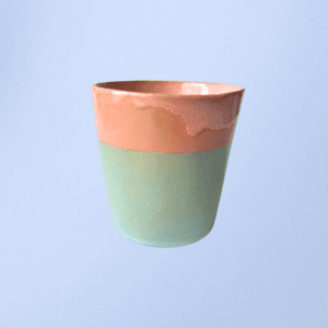 Ręcznie wykonany ceramiczny kubek, w kolorze zielonym oraz pomarańczowym, idealny do kawy, herbaty lub innych napojów