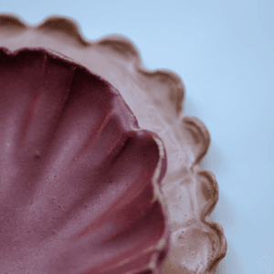 Ręcznie wykonana ceramiczna miseczka w kształcie muszelki, w kolorze różowym, idealna na biżuterie