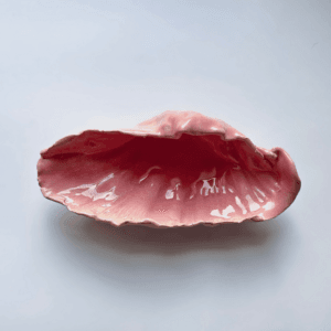 Ręcznie wykonana ceramiczna patera w kształcie muszli, w kolorze różowym, idealna na biżuterie