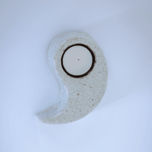 Ręcznie wykonany ceramiczny świecznik yin-yang na wkłady tealight, zestaw dwóch elementów w kontrastowych kolorach szarym oraz białym, dekoracja w stylu zen i boho