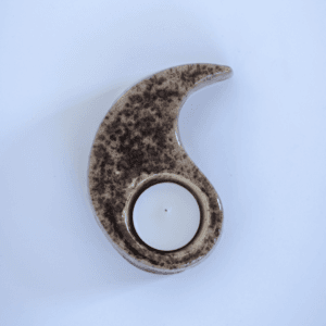 Ręcznie wykonany ceramiczny świecznik yin-yang, zestaw dwóch elementów w kontrastowych kolorach czerni i bieli, dekoracja w stylu zen i boho