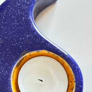 Ręcznie wykonany ceramiczny świecznik yin-yang na wkłady tealight, zestaw dwóch elementów w kontrastowych kolorach żółtym oraz granatowym, dekoracja w stylu zen i boho