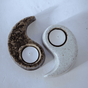 Ręcznie wykonany ceramiczny świecznik yin-yang, zestaw dwóch elementów w kontrastowych kolorach czerni i bieli, dekoracja w stylu zen i boho