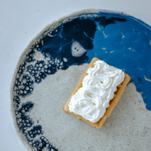 Ręcznie wykonany ceramiczny talerz, w kolorze szarym z odcieniami niebieskiego, idealny do podania obiadu