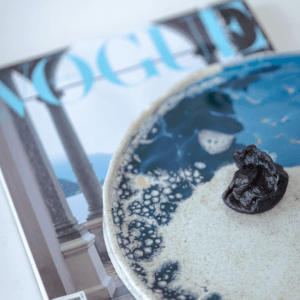 Ręcznie wykonany ceramiczny talerz, w kolorze szarym z odcieniami niebieskiego, idealny do podania obiadu