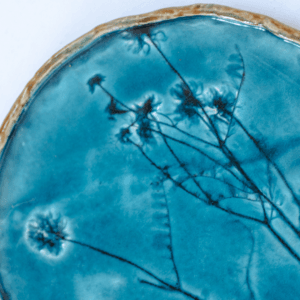 Ręcznie robiony talerzyk ceramiczny z botanicznym odciskiem roślin na błękitnym szkliwie, unikatowa ceramika artystyczna, dekoracyjny talerz w stylu boho
